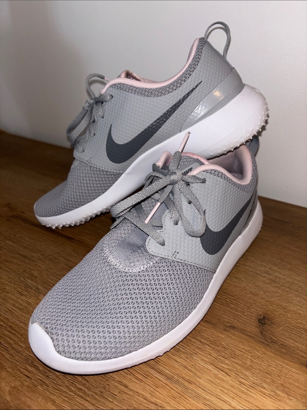 Nike Womenâs GOLF Gray and Light Pink Mesh Sneakers
